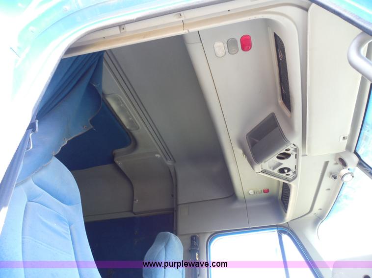 image for item I3348 2003 Freightliner Columbia CL120 semi truck