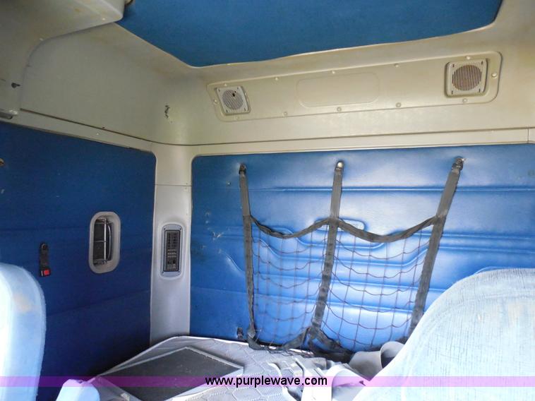 image for item I3348 2003 Freightliner Columbia CL120 semi truck