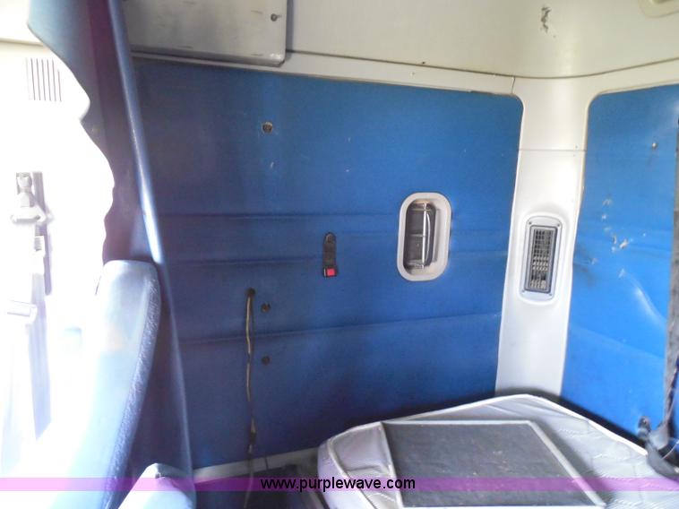 image for item I3348 2003 Freightliner Columbia CL120 semi truck