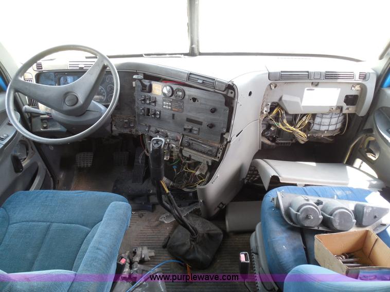 image for item I3348 2003 Freightliner Columbia CL120 semi truck