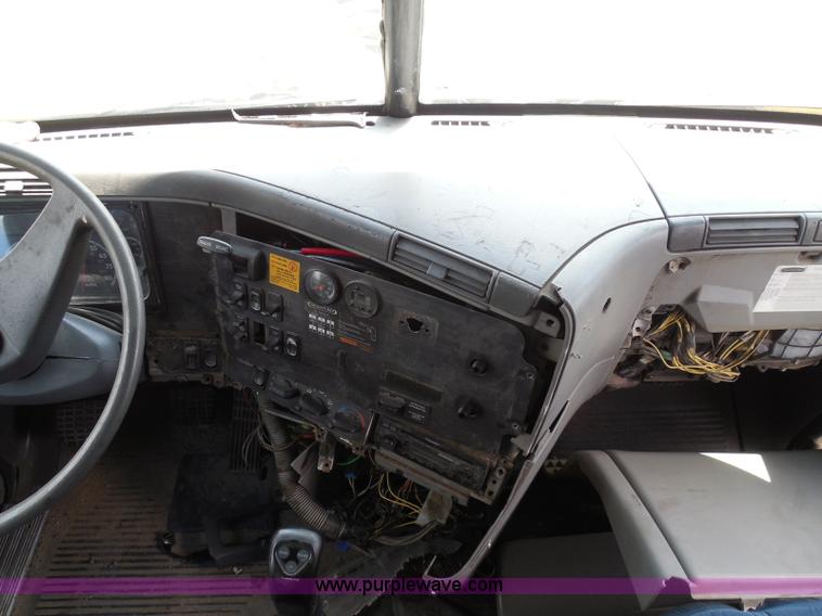 image for item I3348 2003 Freightliner Columbia CL120 semi truck