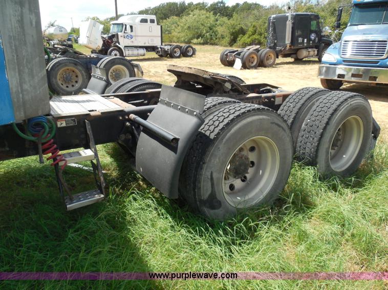 image for item I3348 2003 Freightliner Columbia CL120 semi truck