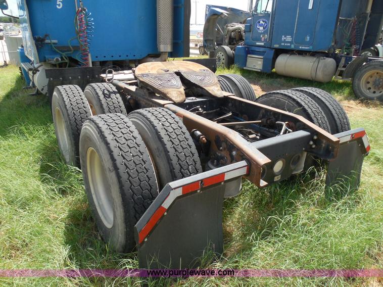 image for item I3348 2003 Freightliner Columbia CL120 semi truck