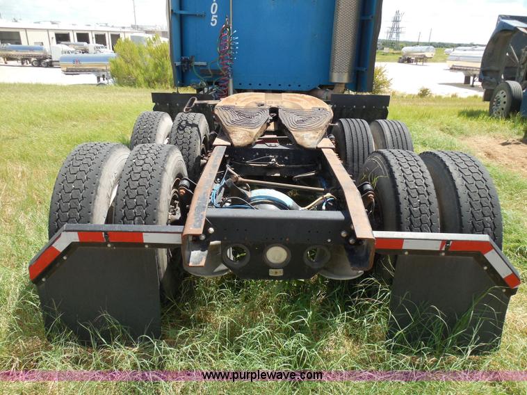 image for item I3348 2003 Freightliner Columbia CL120 semi truck