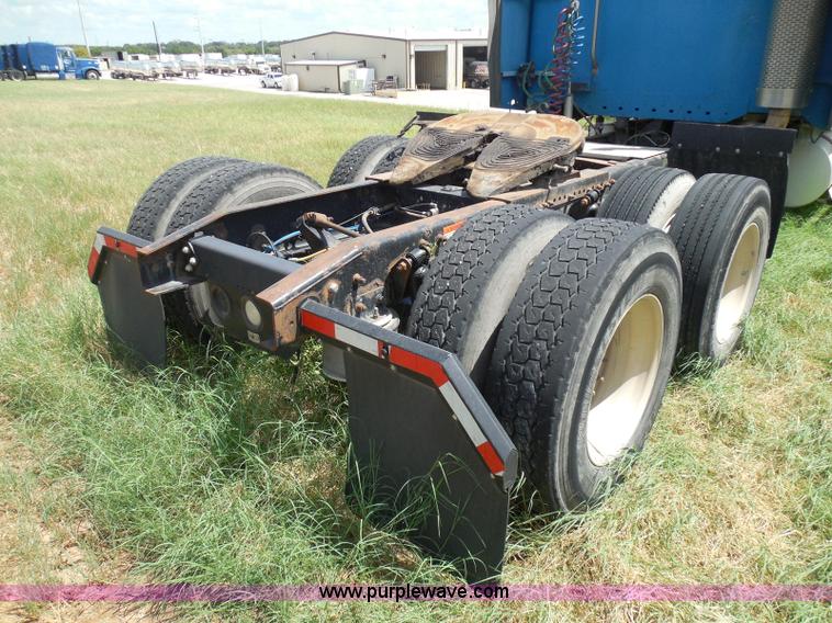 image for item I3348 2003 Freightliner Columbia CL120 semi truck