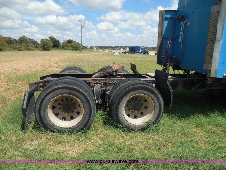 image for item I3348 2003 Freightliner Columbia CL120 semi truck