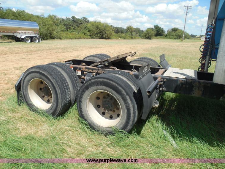 image for item I3348 2003 Freightliner Columbia CL120 semi truck