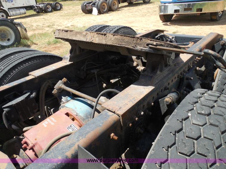 image for item I3348 2003 Freightliner Columbia CL120 semi truck