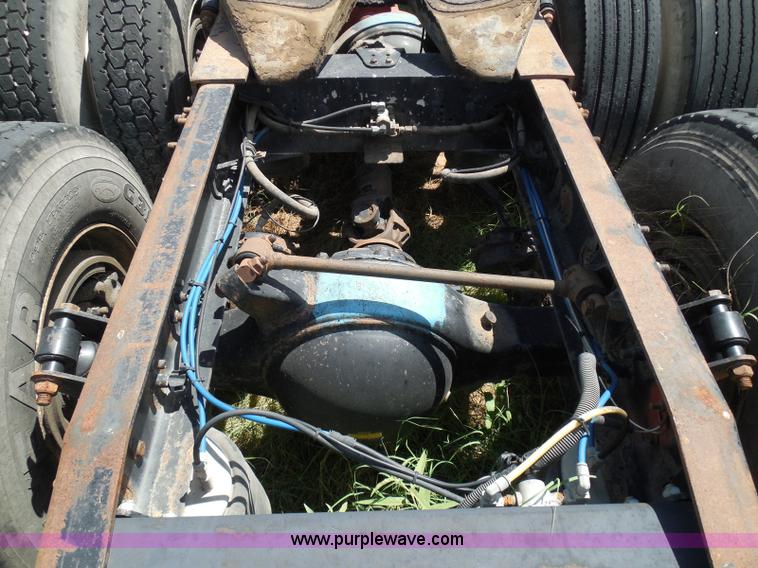 image for item I3348 2003 Freightliner Columbia CL120 semi truck