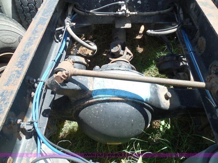 image for item I3348 2003 Freightliner Columbia CL120 semi truck