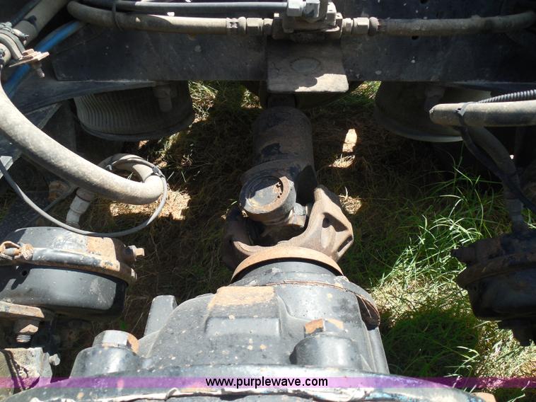 image for item I3348 2003 Freightliner Columbia CL120 semi truck