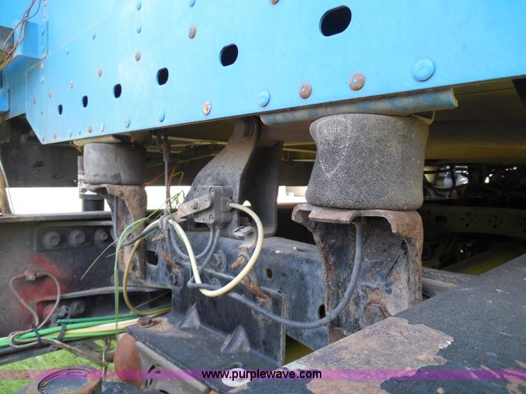 image for item I3348 2003 Freightliner Columbia CL120 semi truck