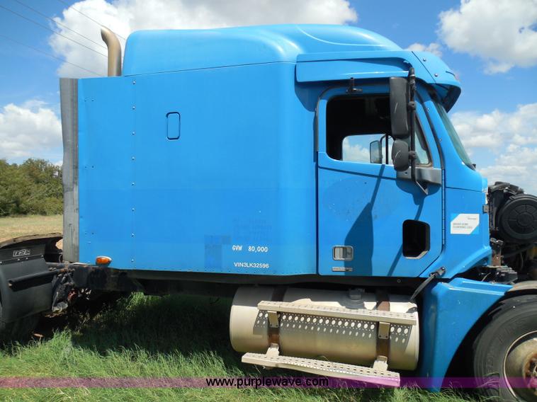 image for item I3348 2003 Freightliner Columbia CL120 semi truck