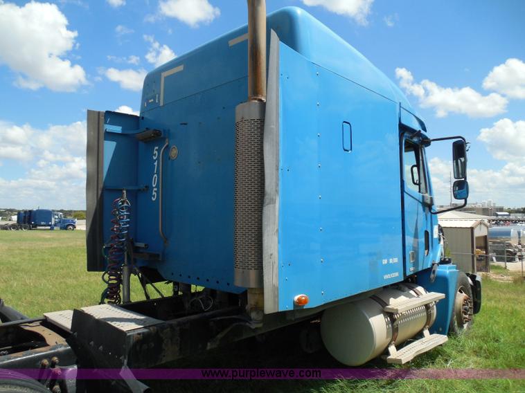 image for item I3348 2003 Freightliner Columbia CL120 semi truck