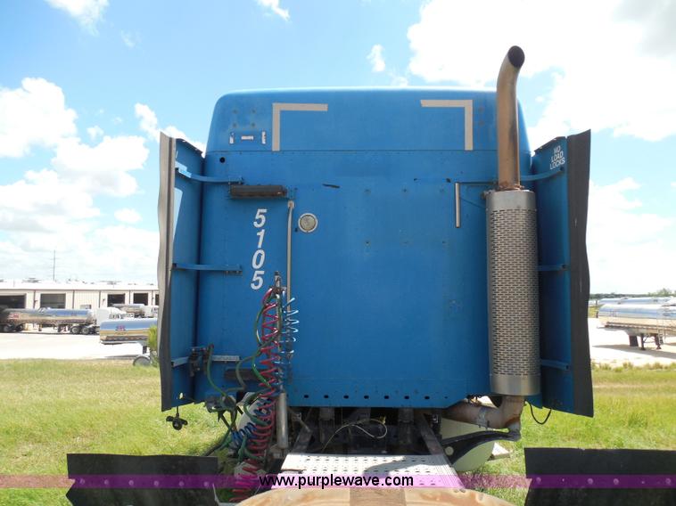 image for item I3348 2003 Freightliner Columbia CL120 semi truck