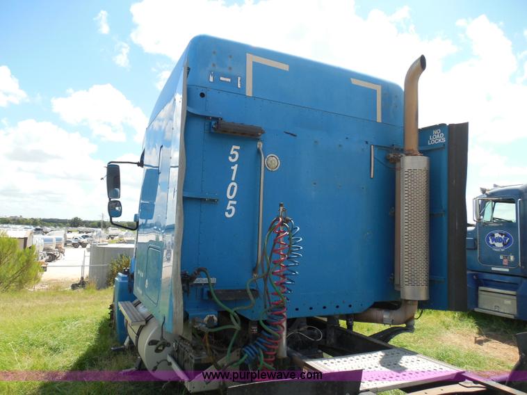 image for item I3348 2003 Freightliner Columbia CL120 semi truck