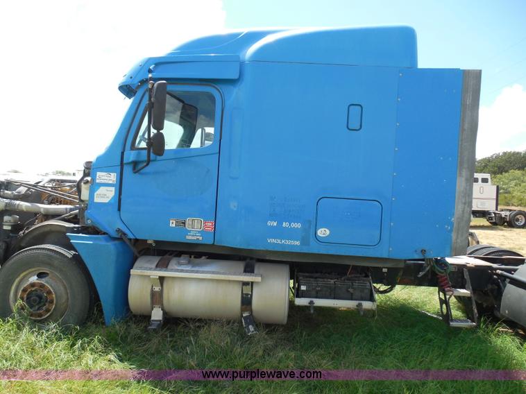 image for item I3348 2003 Freightliner Columbia CL120 semi truck