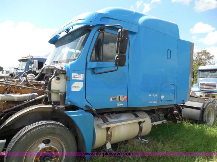 image for item I3348 2003 Freightliner Columbia CL120 semi truck