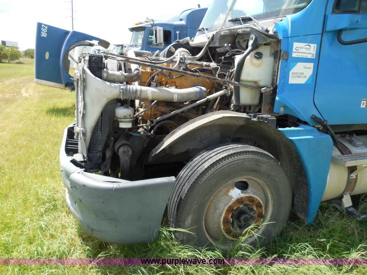 image for item I3348 2003 Freightliner Columbia CL120 semi truck