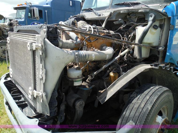 image for item I3348 2003 Freightliner Columbia CL120 semi truck