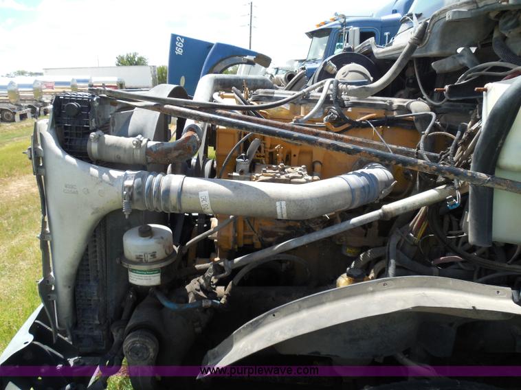 image for item I3348 2003 Freightliner Columbia CL120 semi truck