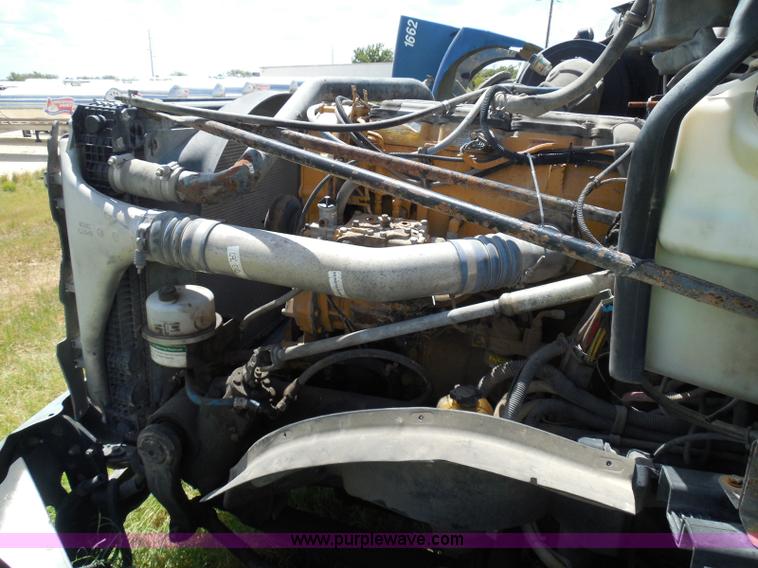 image for item I3348 2003 Freightliner Columbia CL120 semi truck