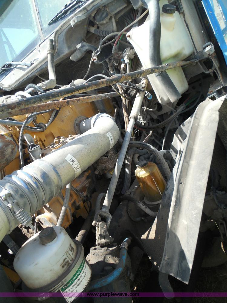 image for item I3348 2003 Freightliner Columbia CL120 semi truck