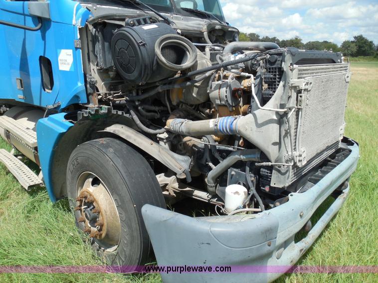 image for item I3348 2003 Freightliner Columbia CL120 semi truck