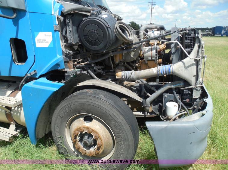 image for item I3348 2003 Freightliner Columbia CL120 semi truck