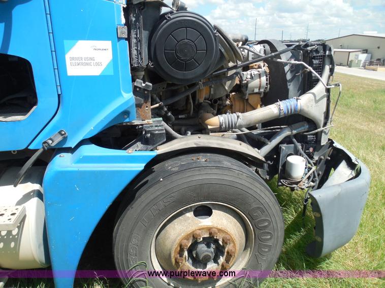 image for item I3348 2003 Freightliner Columbia CL120 semi truck