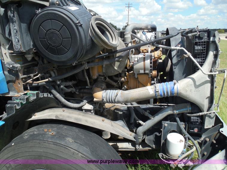 image for item I3348 2003 Freightliner Columbia CL120 semi truck