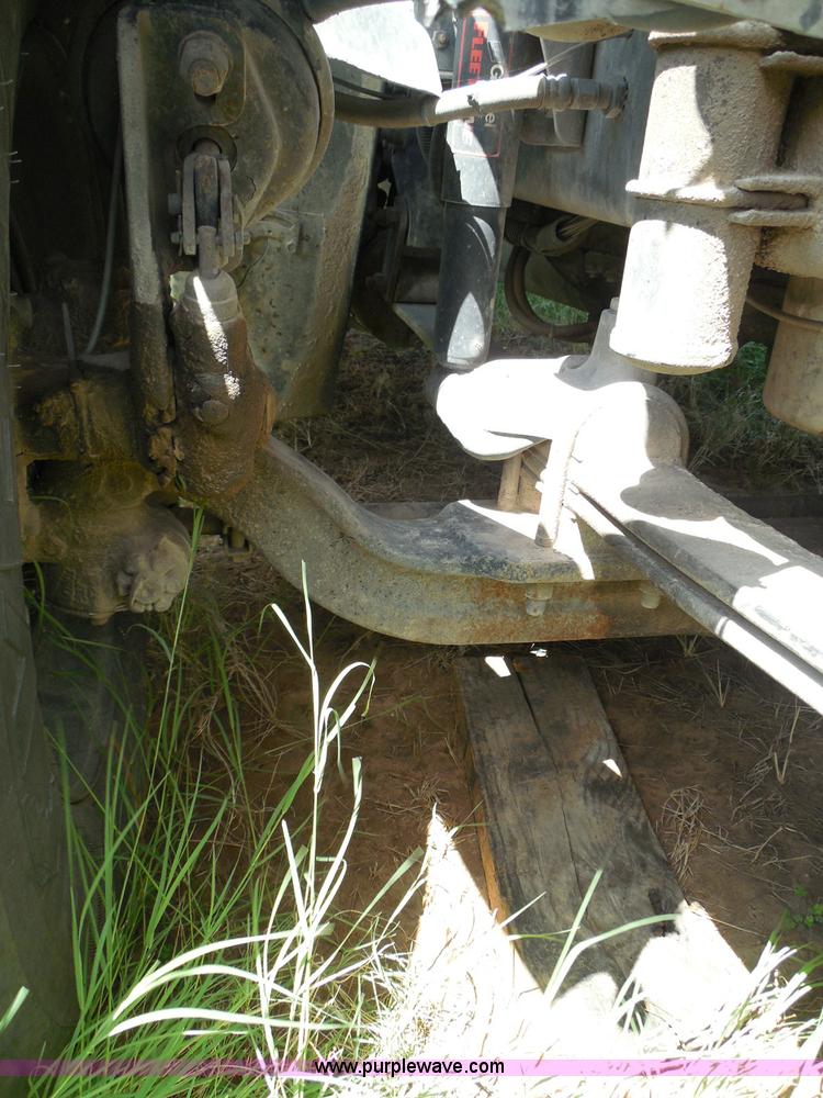 image for item I3348 2003 Freightliner Columbia CL120 semi truck