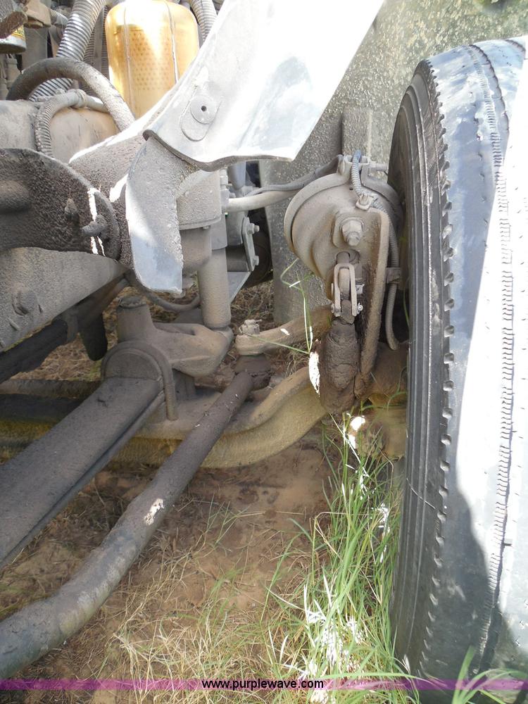 image for item I3348 2003 Freightliner Columbia CL120 semi truck