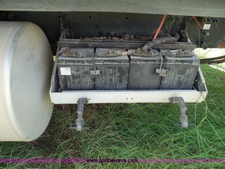 image for item I3348 2003 Freightliner Columbia CL120 semi truck