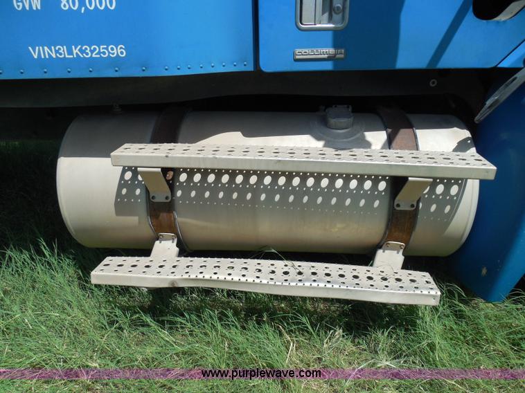 image for item I3348 2003 Freightliner Columbia CL120 semi truck