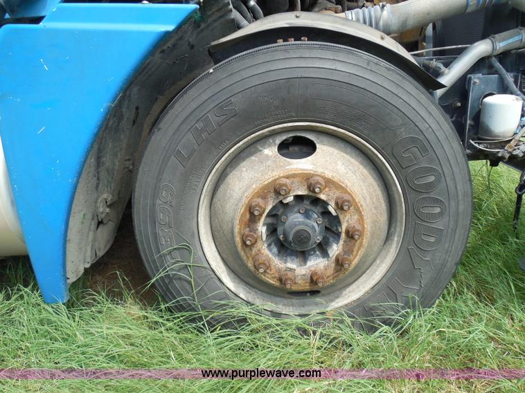 image for item I3348 2003 Freightliner Columbia CL120 semi truck