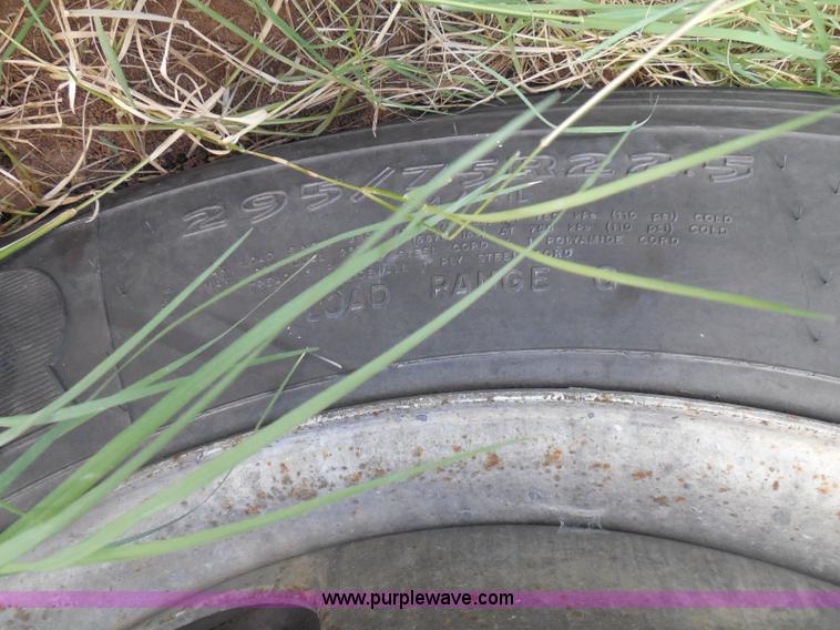 image for item I3348 2003 Freightliner Columbia CL120 semi truck