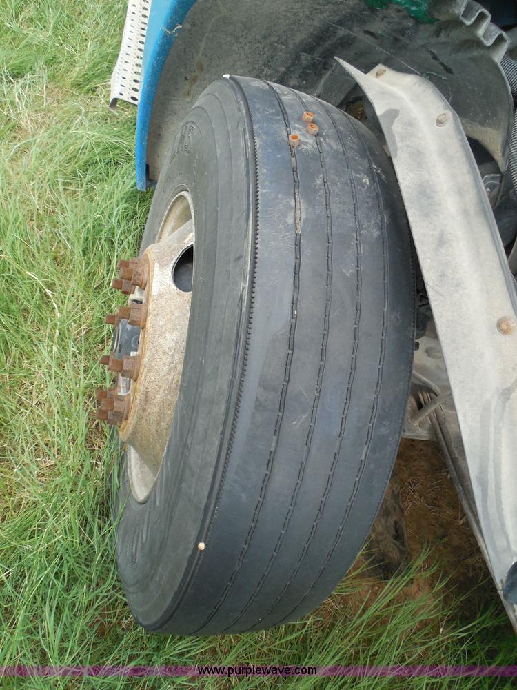 image for item I3348 2003 Freightliner Columbia CL120 semi truck