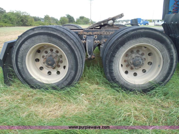 image for item I3348 2003 Freightliner Columbia CL120 semi truck