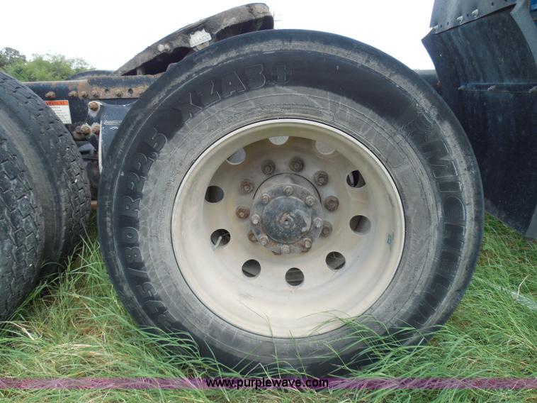 image for item I3348 2003 Freightliner Columbia CL120 semi truck