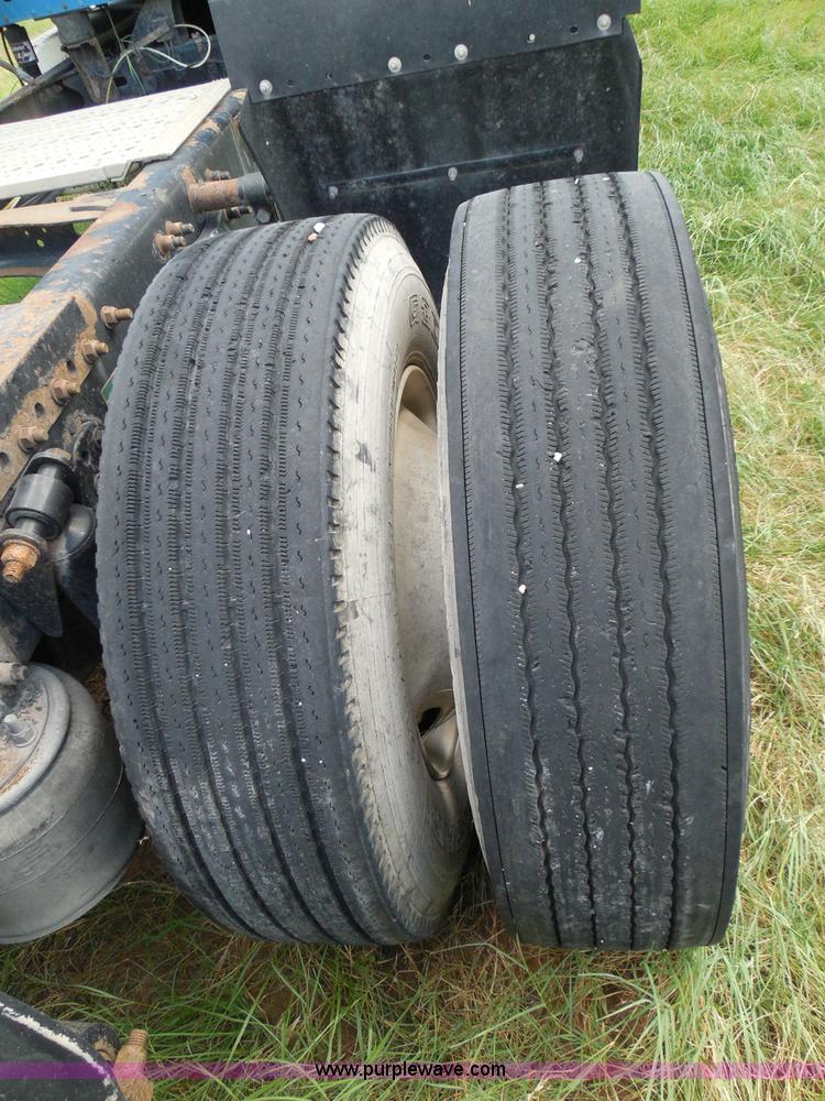 image for item I3348 2003 Freightliner Columbia CL120 semi truck