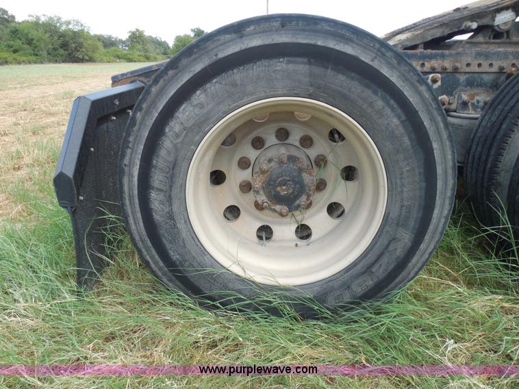 image for item I3348 2003 Freightliner Columbia CL120 semi truck