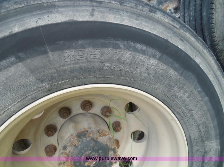 image for item I3348 2003 Freightliner Columbia CL120 semi truck