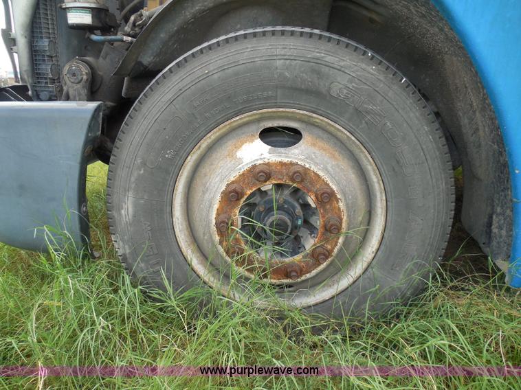 image for item I3348 2003 Freightliner Columbia CL120 semi truck