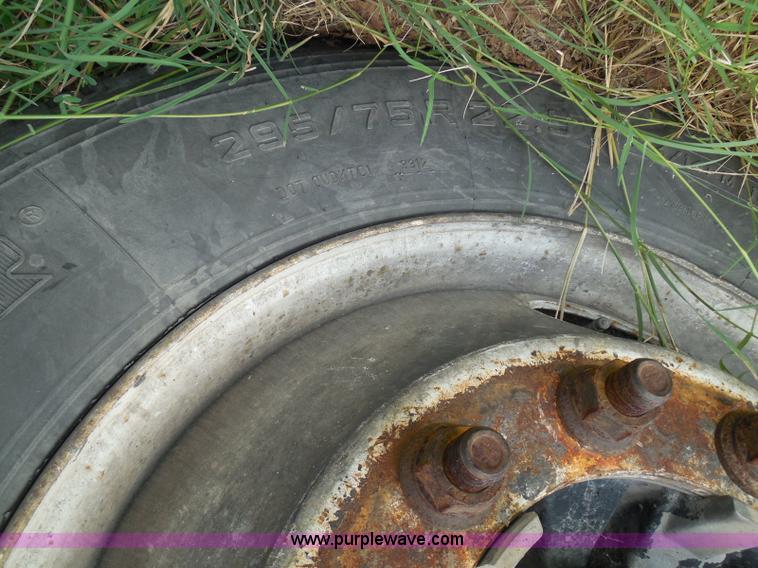 image for item I3348 2003 Freightliner Columbia CL120 semi truck