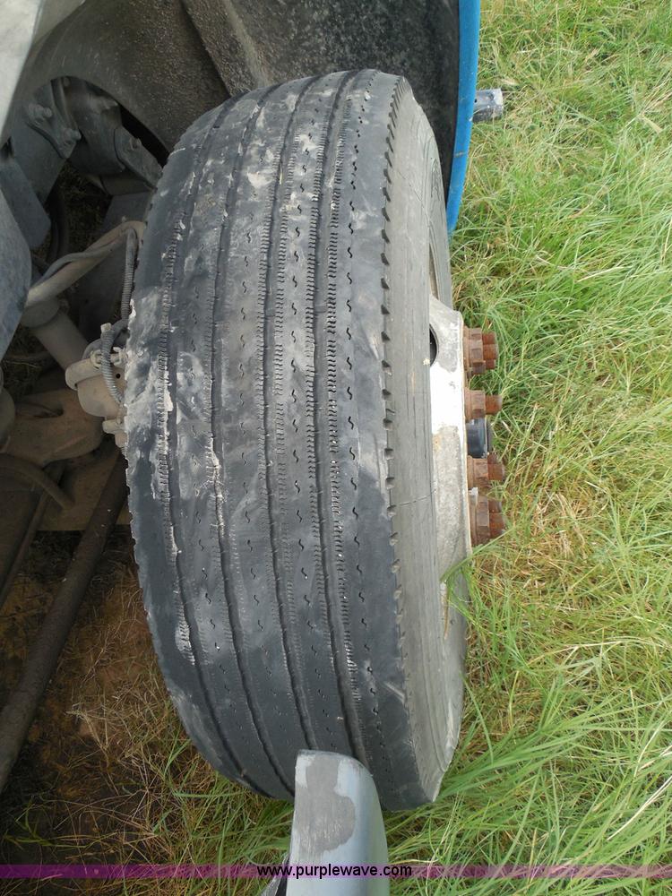 image for item I3348 2003 Freightliner Columbia CL120 semi truck