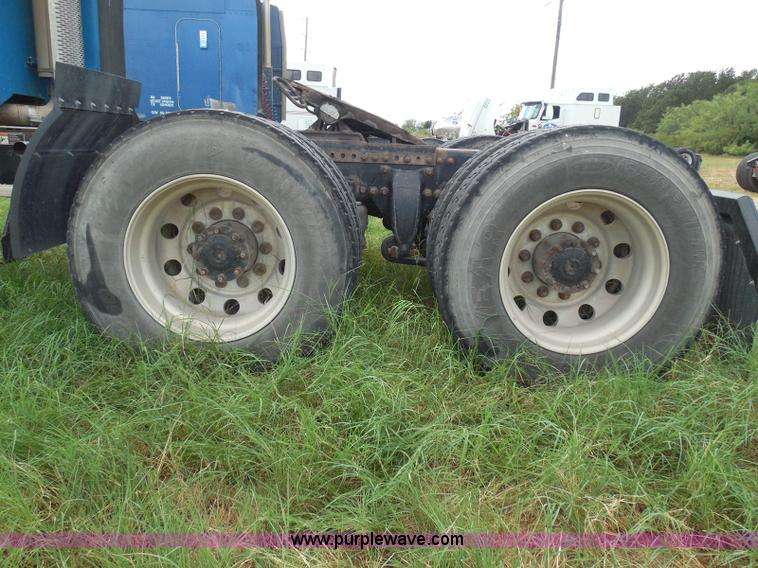 image for item I3348 2003 Freightliner Columbia CL120 semi truck