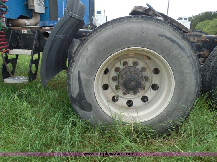 image for item I3348 2003 Freightliner Columbia CL120 semi truck