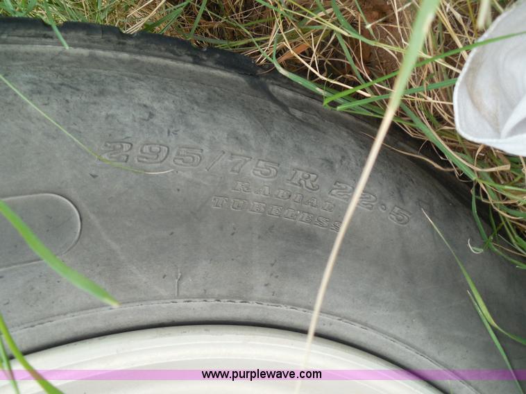 image for item I3348 2003 Freightliner Columbia CL120 semi truck