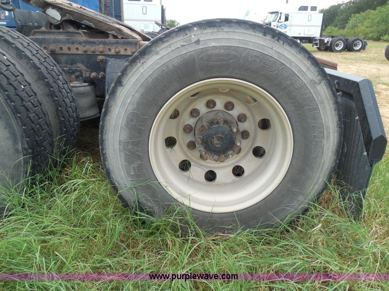 image for item I3348 2003 Freightliner Columbia CL120 semi truck